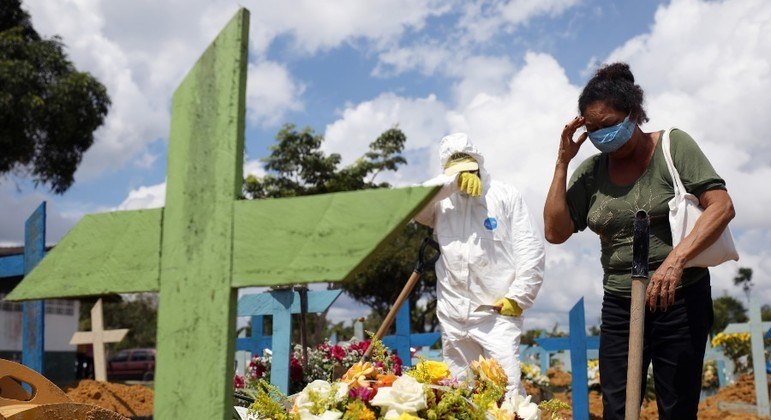 400 mil mortos: luto coletivo deixará cicatrizes, avalia psicólogo